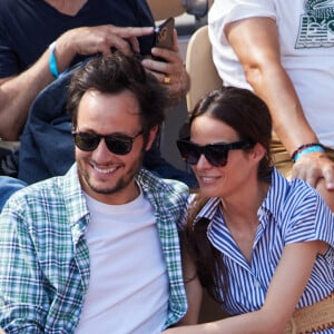 Le chanteur Vianney et sa femme Catherine Robert en tribunes lors des Internationaux de France de tennis de Roland Garros 2023, à Paris, France, le 9 juin 2023. © Jacovides-Moreau/Bestimage 