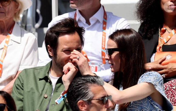 Vianney et sa femme Catherine Robert - Célébrités dans les tribunes des Internationaux de France de tennis de Roland Garros 2024 à Paris le 7 juin 2024. © Jacovides-Moreau/Bestimage 