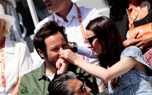 Vianney et sa femme Catherine Robert - Célébrités dans les tribunes des Internationaux de France de tennis de Roland Garros 2024 à Paris le 7 juin 2024. © Jacovides-Moreau/Bestimage 