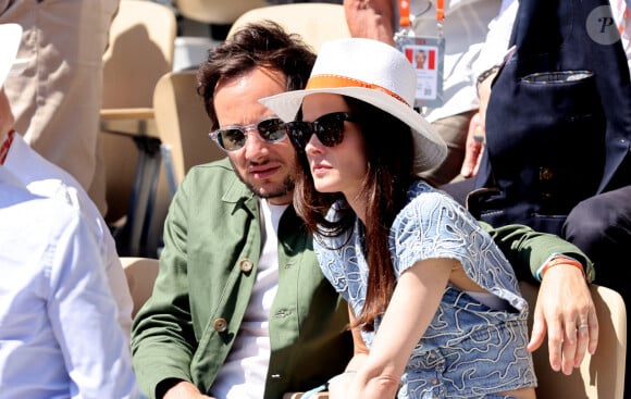 Vianney et sa femme Catherine Robert - Célébrités dans les tribunes des Internationaux de France de tennis de Roland Garros 2024 à Paris le 7 juin 2024. © Jacovides-Moreau/Bestimage 