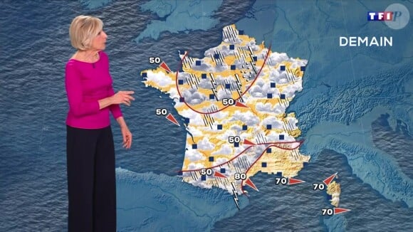 Chaque jour de la semaine, Évelyne Dhéliat présente les bulletins météo de TF1, aux côtés de Tatiana Silva et Louis Bodin.
Evelyne Dhéliat présentant la météo sur TF1.