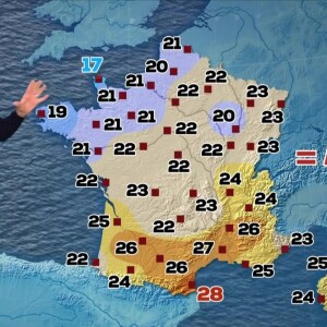 Régulièrement critiquée sur ses tenues trop courtes y compris en hiver, Évelyne Dhéliat a tenu à répondre à ses détracteurs.
Evelyne Dhéliat présentant la météo sur TF1.