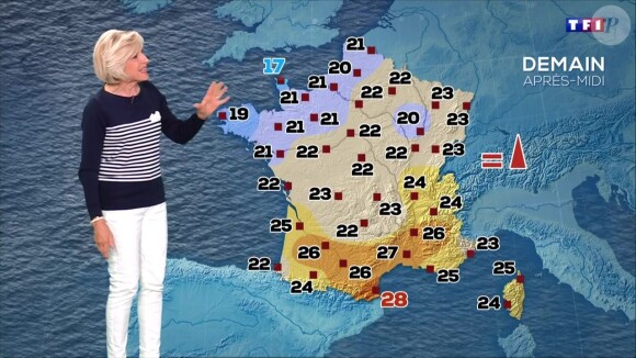 Régulièrement critiquée sur ses tenues trop courtes y compris en hiver, Évelyne Dhéliat a tenu à répondre à ses détracteurs.
Evelyne Dhéliat présentant la météo sur TF1.