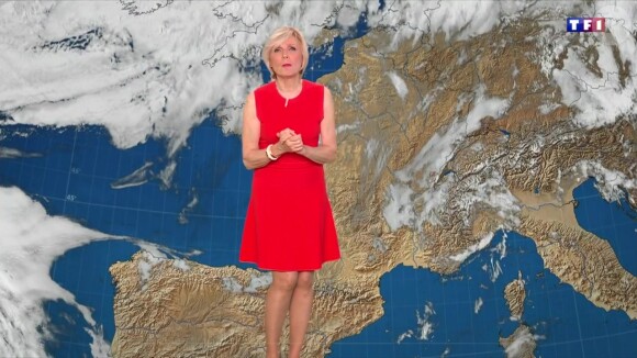 Alors qu'elle sensibilise régulièrement au réchauffement climatique, la patronne de la météo se voit reprocher d'utiliser la clim...
Evelyne Dhéliat présentant la météo sur TF1.