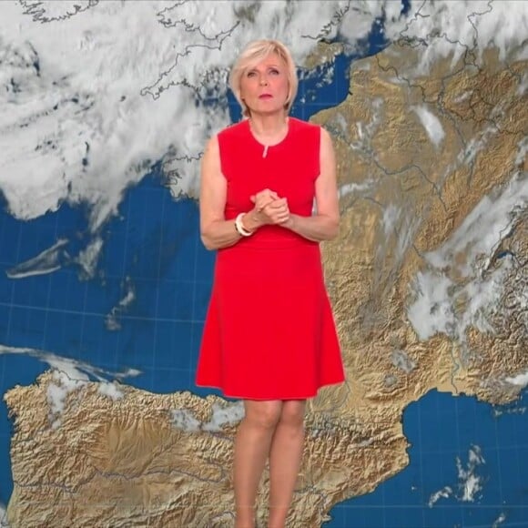 Alors qu'elle sensibilise régulièrement au réchauffement climatique, la patronne de la météo se voit reprocher d'utiliser la clim...
Evelyne Dhéliat présentant la météo sur TF1.