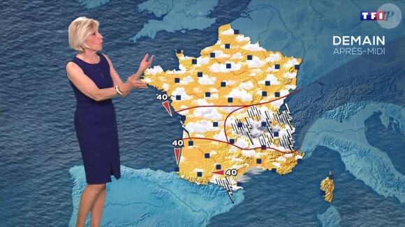 La réalité est tout autre : si elle est bien souvent en tenue courte, ce n'est pas pour autant que le lieu de tournage est climatisé !
Evelyne Dhéliat présentant la météo sur TF1.