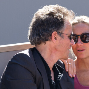 En étant mariée à un publicitaire, Anne-Sophie Lapix pourrait avoir des soucis avec sa hiérarchie...
Arthur Sadoun et Anne-Sophie Lapix assistent aux Internationaux de France 2024 à Roland Garros le 7 juin 2024 à Paris. Laurent Zabulon/ABACAPRESS.COM