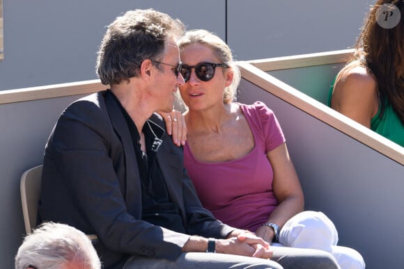 En étant mariée à un publicitaire, Anne-Sophie Lapix pourrait avoir des soucis avec sa hiérarchie...
Arthur Sadoun et Anne-Sophie Lapix assistent aux Internationaux de France 2024 à Roland Garros le 7 juin 2024 à Paris. Laurent Zabulon/ABACAPRESS.COM