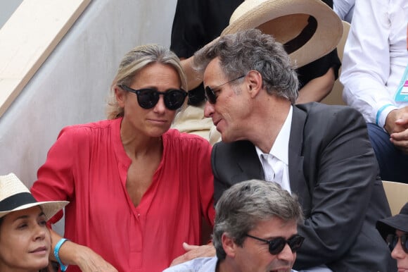 Comme elle l'a révélé à ''La Tribune Dimanche'', la journaliste signe chaque année une déclaration de conflits d'intérêts.
Anne-Sophie Lapix et Arthur Sadoun dans les tribunes lors des Internationaux de France Roland Garros 2023 le 11 juin 2023 à Paris. Nasser Berzane/ABACAPRESS.COM