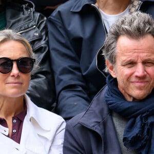 Dans celle-ci, la journaliste reconnaît son mariage avec Arthur Sadoun, et assure se mettre en retrait dès qu'elle le juge nécessaire.
Anne-Sophie Lapix et son mari Arthur Sadoun assistent aux Internationaux de France 2024 à Roland Garros le 2 juin 2024. Laurent Zabulon/ABACAPRESS.COM