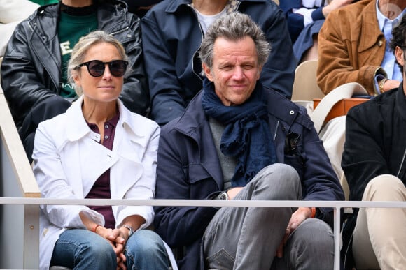 Dans celle-ci, la journaliste reconnaît son mariage avec Arthur Sadoun, et assure se mettre en retrait dès qu'elle le juge nécessaire.
Anne-Sophie Lapix et son mari Arthur Sadoun assistent aux Internationaux de France 2024 à Roland Garros le 2 juin 2024. Laurent Zabulon/ABACAPRESS.COM