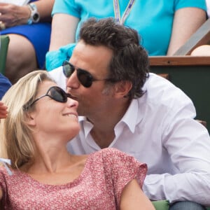 Anne-Sophie Lapix et son mari Arthur Sadoun assistent à la finale féminine Serena Williams vs Maria Sharapova lors des Internationaux de France de tennis 2013 au stade Roland-Garros à Paris, le 8 juin 2013. Christophe Guibbaud/ABACAPRESS.COM