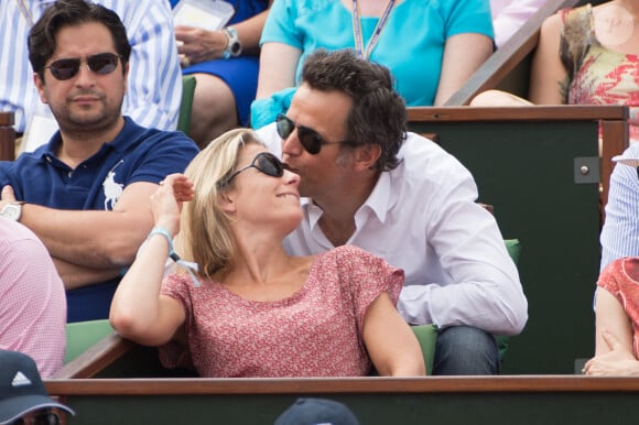 Anne-Sophie Lapix et son mari Arthur Sadoun assistent à la finale féminine Serena Williams vs Maria Sharapova lors des Internationaux de France de tennis 2013 au stade Roland-Garros à Paris, le 8 juin 2013. Christophe Guibbaud/ABACAPRESS.COM