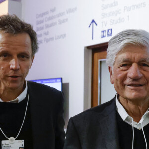 Info - Arthur Sadoun, nommé PDG du groupe Publicis, en remplacement de Maurice Levy, devenu président d'honneur - French multinational advertising and public relations company Publicis Groupe's Chairman and CEO Arthur Sadoun (L) speaks with Publicis Groupe's Chairman of the Supervisory Board Maurice Levy (R) in a corridor at the World Economic Forum (WEF) meeting in Davos on January 17, 2024. © Ludovic Marin/Pool/Bestimage