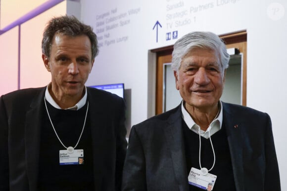 Info - Arthur Sadoun, nommé PDG du groupe Publicis, en remplacement de Maurice Levy, devenu président d'honneur - French multinational advertising and public relations company Publicis Groupe's Chairman and CEO Arthur Sadoun (L) speaks with Publicis Groupe's Chairman of the Supervisory Board Maurice Levy (R) in a corridor at the World Economic Forum (WEF) meeting in Davos on January 17, 2024. © Ludovic Marin/Pool/Bestimage