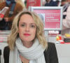  Aujourd'hui, la romancière assume sa nouvelle vie en tant qu'autrice de best-seller : "Comme toute transfuge de classe, je sais d'où je viens. Je mène une vie privilégiée, j'habite une ville que j'ai choisie, à Dinard, en Bretagne, pas loin de chez François Pinault. Mon quotidien est beaucoup plus facile que celui de mon enfance et pour autant, je ne crois pas avoir changé. Au contraire."
Aurélie Valognes au Salon du Livre 2019 à la Porte de Versailles à Paris du 15 au 18 mars 2019. © Jean-Claude Woestelandt / Bestimage