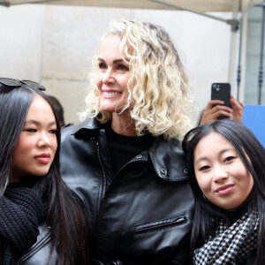 Laeticia Hallyday, ses filles Joy et Jade lors de l'inauguration d'une plaque commémorative en hommage à Johnny Hallyday devant l'immeuble où le chanteur français a grandi dans le 9ème arrondissement de Paris, France, le 22 décembre 2023. Décédé en 2017, Johnny Hallyday fut pendant un demi-siècle l'incarnation du rock à la française. D'origine belge et né sous le nom de Jean-Philippe Smet, il naquit et passa une très grande partie de sa vie à Paris. Fière de cet héritage musical qu'il lui laissa, la Ville de Paris avait entrepris un premier hommage à l'artiste en donnant le nom de Johnny Hallyday à l'esplanade situé devant la salle de spectacle qu'il avait tant fait vibrer par le passé. Dans la continuité de ce premier hommage, la ville de Paris a souhaité à nouveau honorer la mémoire de ce natif de la capitale et une plaque commémorative est dévoilée devant l'immeuble dans lequel il grandit au 13 rue de la Tour des Dames dans le 9ème arrondissement. © Dominique Jacovides/Bestimage