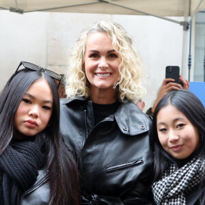 Laeticia Hallyday, ses filles Joy et Jade lors de l'inauguration d'une plaque commémorative en hommage à Johnny Hallyday devant l'immeuble où le chanteur français a grandi dans le 9ème arrondissement de Paris, France, le 22 décembre 2023. Décédé en 2017, Johnny Hallyday fut pendant un demi-siècle l'incarnation du rock à la française. D'origine belge et né sous le nom de Jean-Philippe Smet, il naquit et passa une très grande partie de sa vie à Paris. Fière de cet héritage musical qu'il lui laissa, la Ville de Paris avait entrepris un premier hommage à l'artiste en donnant le nom de Johnny Hallyday à l'esplanade situé devant la salle de spectacle qu'il avait tant fait vibrer par le passé. Dans la continuité de ce premier hommage, la ville de Paris a souhaité à nouveau honorer la mémoire de ce natif de la capitale et une plaque commémorative est dévoilée devant l'immeuble dans lequel il grandit au 13 rue de la Tour des Dames dans le 9ème arrondissement. © Dominique Jacovides/Bestimage