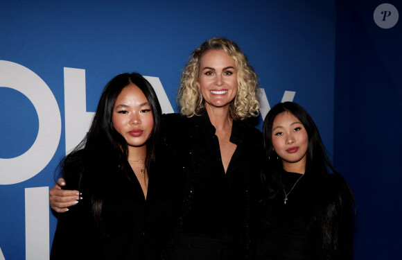 Laeticia Hallyday et ses filles Joy et Jade - Photocall du vernissage de l'exposition "Johnny Hallyday, l'exposition" au Palais des Expositions à Paris. Le 21 décembre 2023 © Dominique Jacovides / Bestimage  