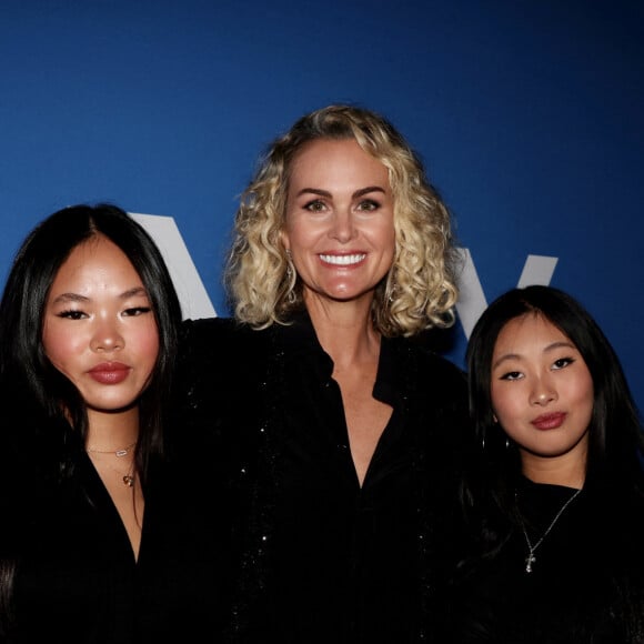 Laeticia Hallyday et ses filles Joy et Jade - Photocall du vernissage de l'exposition "Johnny Hallyday, l'exposition" au Palais des Expositions à Paris. Le 21 décembre 2023 © Dominique Jacovides / Bestimage  