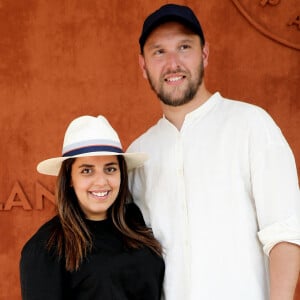 Actuellement en pleine promotion de leur dernier film "Les Infaillibles", Inès Reg et son ex Kevin Debonne prouvent que leur rupture n'a pas du tout entaché leur belle relation.
Inés Reg et son compagnon Kevin Debonne - People au village lors des Internationaux de France de Tennis de Roland Garros à Paris. © Dominique Jacovides / Bestimage