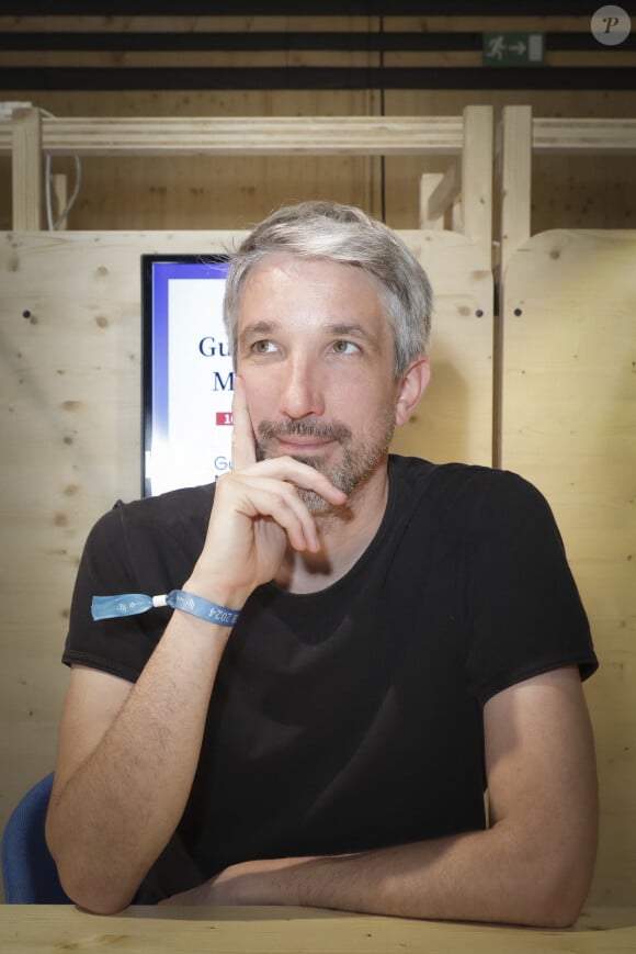 A travers lequel il règle ses comptes, sans prendre de gants, avec "les âmes sans scrupules" qui dirigent la célèbre station de radio.
Guillaume Meurice lors du Festival du Livre de Paris , France, le 12 avril 2024. © Jack Tribeca / Bestimage