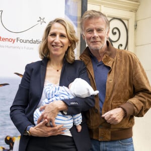 Maud Fontenoy a assisté à la cérémonie des prix pédagogiques pour l'Océan de sa fondation.
Maud Fontenoy (avec sa fille Elea) et Franck Dubosc lors de la cérémonie des prix pédagogiques pour l'Océan de la fondation Maud Fontenoy, au théâtre de l'Oeuvre, en compagnie de 300 enfants ayant participé au programme de la fondation. Paris, le 6 juin 2024. © Pierre Perusseau/Bestimage 