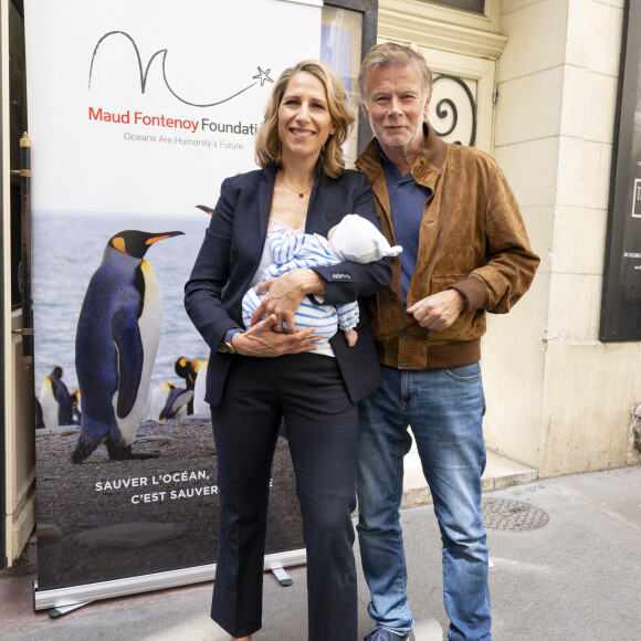 Dans ses bras, elle portait un bébé.

Maud Fontenoy (avec sa fille Elea) et Franck Dubosc lors de la cérémonie des prix pédagogiques pour l'Océan de la fondation Maud Fontenoy, au théâtre de l'Oeuvre, en compagnie de 300 enfants ayant participé au programme de la fondation. Paris, le 6 juin 2024. © Pierre Perusseau/Bestimage 