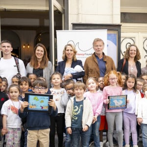 Maud Fontenoy (avec sa fille Elea) et Franck Dubosc lors de la cérémonie des prix pédagogiques pour l'Océan de la fondation Maud Fontenoy, au théâtre de l'Oeuvre, en compagnie de 300 enfants ayant participé au programme de la fondation. Paris, le 6 juin 2024. © Pierre Perusseau/Bestimage 