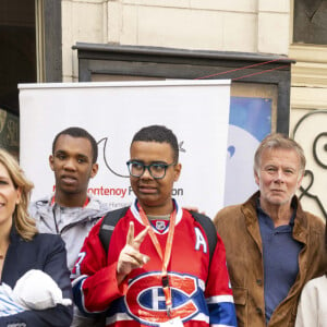 Maud Fontenoy (avec sa fille Elea) et Franck Dubosc lors de la cérémonie des prix pédagogiques pour l'Océan de la fondation Maud Fontenoy, au théâtre de l'Oeuvre, en compagnie de 300 enfants ayant participé au programme de la fondation. Paris, le 6 juin 2024. © Pierre Perusseau/Bestimage 