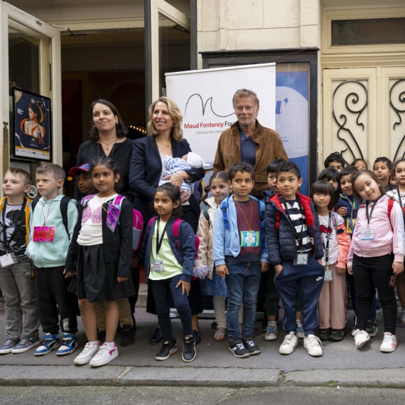 A peine née, et déjà sur le terrain donc !
Maud Fontenoy (avec sa fille Elea) et Franck Dubosc lors de la cérémonie des prix pédagogiques pour l'Océan de la fondation Maud Fontenoy, au théâtre de l'Oeuvre, en compagnie de 300 enfants ayant participé au programme de la fondation. Paris, le 6 juin 2024. © Pierre Perusseau/Bestimage 