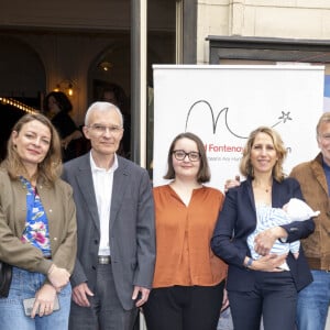 Maud Fontenoy (avec sa fille Elea) et Franck Dubosc lors de la cérémonie des prix pédagogiques pour l'Océan de la fondation Maud Fontenoy, au théâtre de l'Oeuvre, en compagnie de 300 enfants ayant participé au programme de la fondation. Paris, le 6 juin 2024. © Pierre Perusseau/Bestimage 