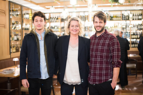 Exclusif - Luana Belmondo avec ses fils Giacomo et Alessandro - Luana Belmondo lors du lancement de son livre "Italia mia Luana cuisine Rome" et de l'annonce de la diffusion de la série d'émissions sur la chaîne TV My Cuisine, au restaurant l'Osteria del Vino du marché spacieux Eataly Paris Marais à Paris le 7 novembre 2019. © Tiziano Da Silva - Pierre Perusseau/Bestimage 