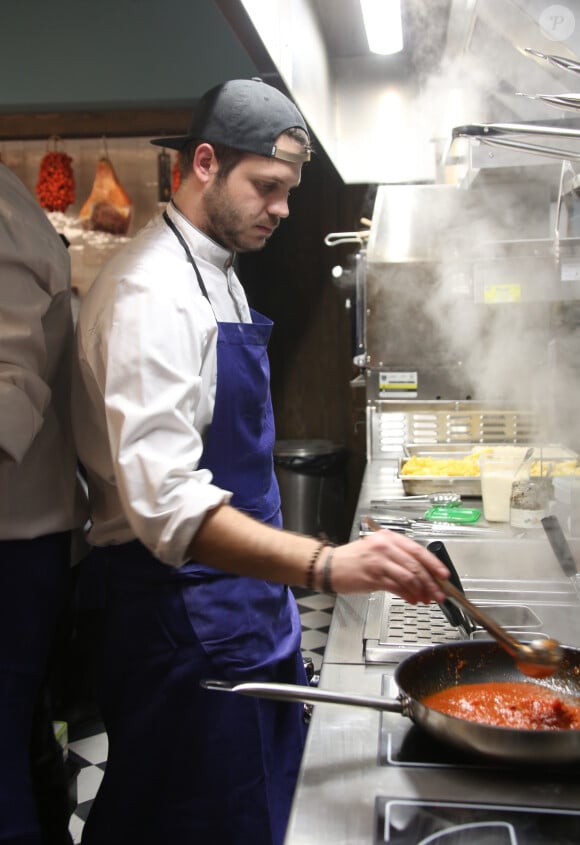 Exclusif - Alessandro Belmondo - Alessandro Belmondo, le fils de P. et L. Belmondo est chef cuisinier dans le nouveau restaurant "Il Cara Rosso" dont c'est l'inauguration ce jour, à Saint-Cloud le 31 janvier 2018. © Denis Guignebourg/Bestimage