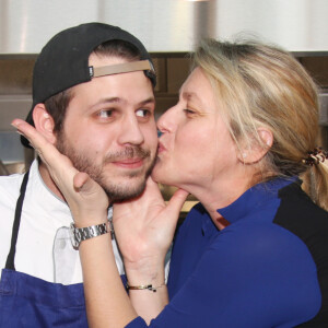 Alessandro Belmondo et sa mère Luana Belmondo sont inséparables.
Exclusif - Alessandro Belmondo avec sa mère Luana Belmondo - Alessandro Belmondo, le fils de P. et L. Belmondo est chef cuisinier dans le nouveau restaurant "Il Cara Rosso" dont c'est l'inauguration ce jour, à Saint-Cloud. © Denis Guignebourg/Bestimage