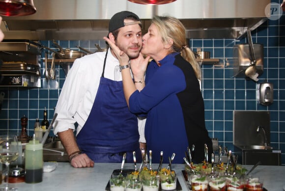 Alessandro Belmondo et sa mère Luana Belmondo sont inséparables.
Exclusif - Alessandro Belmondo avec sa mère Luana Belmondo - Alessandro Belmondo, le fils de P. et L. Belmondo est chef cuisinier dans le nouveau restaurant "Il Cara Rosso" dont c'est l'inauguration ce jour, à Saint-Cloud. © Denis Guignebourg/Bestimage