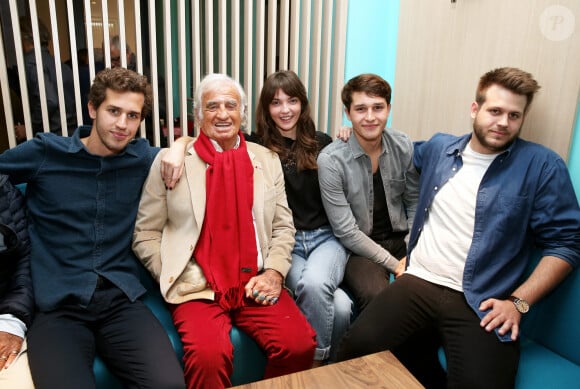 Le duo qui partage l'amour de la cuisine travaille ensemble.
Jean-Paul Belmondo entouré de ses petits-enfants, Victor, Annabelle, Giacomo et Alessandro - A l'occasion du lancement de son nouveau livre "Mes recettes bonne humeur" (Editions du Cherche Midi), Luana Belmondo a réuni ses proches et amis épicuriens autour d'un Aperitivo concocté par le Chef Denny Imbroisi (Restaurant IDA) à Paris, le 13 Octobre 2016. © Dominique Jacovides/Bestimage   At the launch of her new book "Mes recettes bonne humeur", Luana Belmondo gathered her family and friends in Paris, France on October 13, 2016.