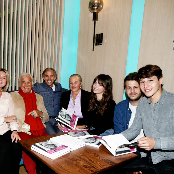 Victor Belmondo, Charles Gérard, Luana Belmondo, Jean-Paul Belmondo, Paul Belmondo, Florence Belmondo, Annabelle Belmondo, Alessandro et Giacomo Belmondo - A l'occasion du lancement de son nouveau livre "Mes recettes bonne humeur" (Editions du Cherche Midi), Luana Belmondo a réuni ses proches et amis épicuriens autour d'un Aperitivo concocté par le Chef Denny Imbroisi (Restaurant IDA) à Paris, le 13 Octobre 2016. © Dominique Jacovides/Bestimage   At the launch of her new book "Mes recettes bonne humeur", Luana Belmondo gathered her family and friends in Paris, France on October 13, 2016.