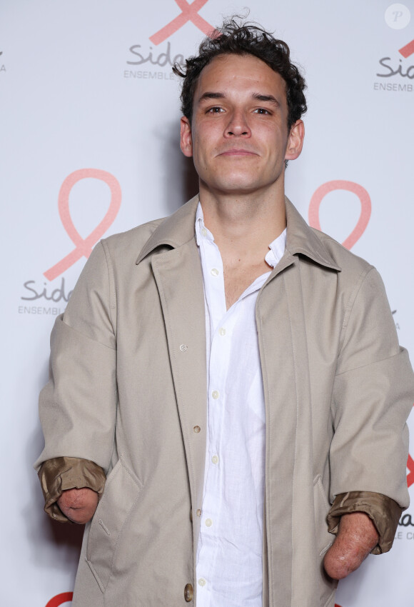 Il s'agit de Théo Curin, nageur handisport amputé des quatre membres.
Théo Curin - Photocall de la soirée de lancement du "Sidaction" au théâtre Edouard VII à Paris le 4 mars 2024. © Denis Guignebourg/Bestimage