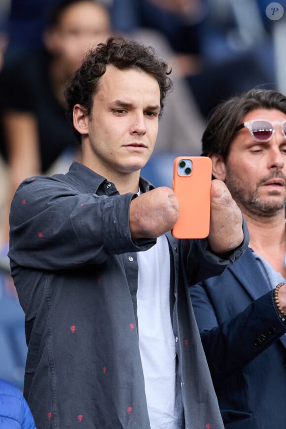 Théo Curin - People au match de football "PSG vs Lorient" au Parc des Princes à Paris. Le 30 avril 2023 © Cyril Moreau / Bestimage  