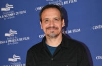 Alexandre Astier blessé, le visage abîmé, quelques heures avant la naissance de sa fille Ariane