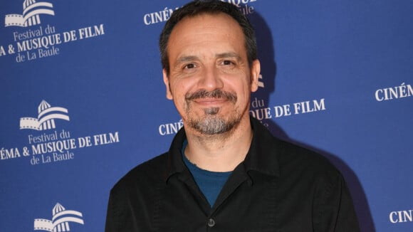 Alexandre Astier blessé, le visage abîmé, quelques heures avant la naissance de sa fille Ariane