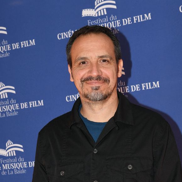 Alexandre Astier est revenu sur la naissance de sa fille Ariane qui s'était déroulée dans des circonstances très particulières.
Alexandre Astier - Cérémonie d'ouverture du 8ème Festival du Cinéma et Musique de Film de La Baule