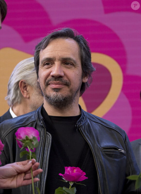 Alors que l'acteur vient de se faire fracasser la tête, il reçoit un coup de fil de sa chérie désormais prête à accoucher
Alexandre Astier avec la rose qui porte son nom a avoué adorer la rose Louis de Funès de la Maison Meilland.