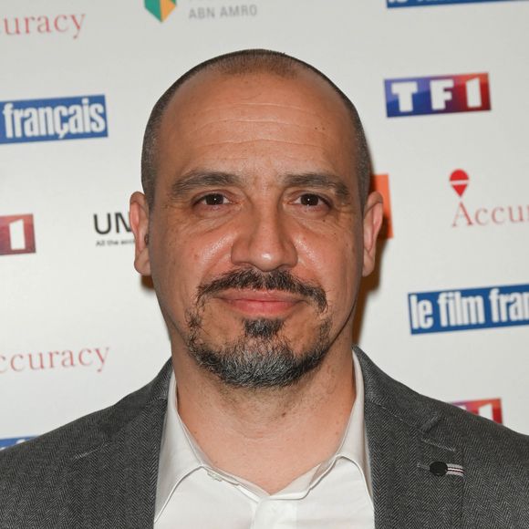 "En fait je voudrais dire à celui qui m'a donné le coup de pied, qui était quasiment en larmes, que ça s'est bien fini j'ai eu ma fille, elle va très bien"
Alexandre Astier - 29ème cérémonie des Trophées du film français à l'hôtel Intercontinental à Paris le 1er février 2022. © Coadic Guirec/Bestimage