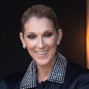 Céline Dion est atteinte de la maladie de la personne raide.
Céline Dion dîne avec son danseur Pepe Munoz et un ami au restaurant "Chez Loulou" au musée des arts décoratifs à Paris.