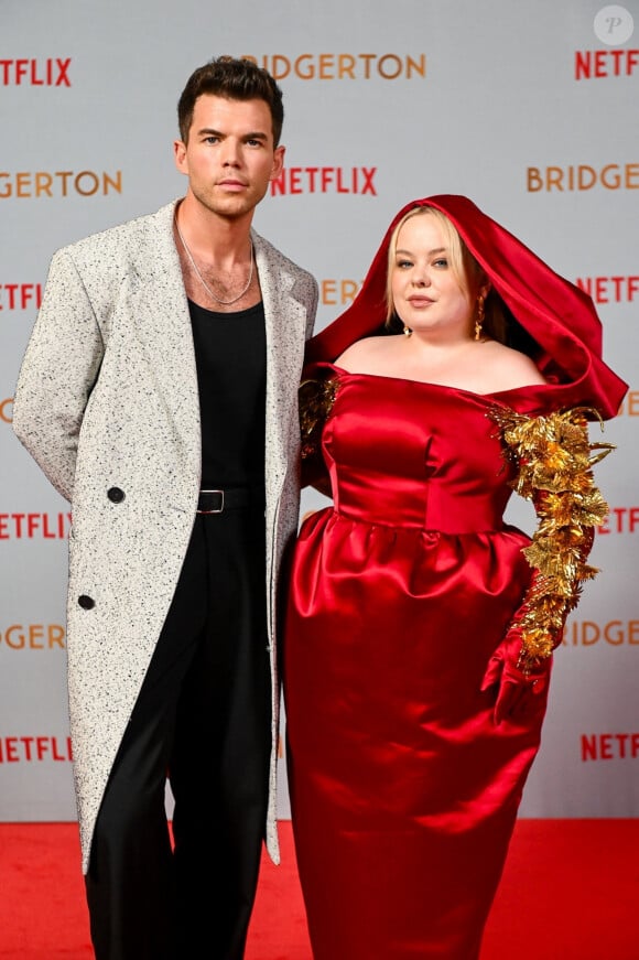 Ils sont si proches dans la série Netflix que certains se sont demandés s'ils étaient en couple dans la vraie vie
Luke Newton et Nicola Coughlan pour la promotion de la saison 3 de "La Chronique des Bridgerton" à Rio de Janeiro.