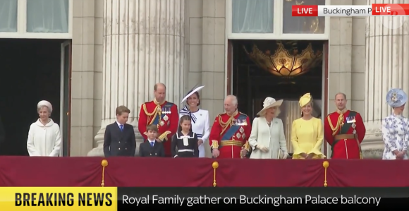 Louis, George, Charlotte, Kate Middleton, le prince William, Charles III et Camilla au balcon lors de "Trooping the Colour", le 15 juin 2024.