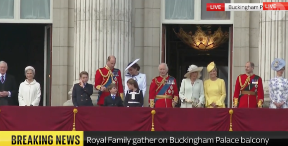 Louis, George, Charlotte, Kate Middleton, le prince William, Charles III et Camilla au balcon lors de "Trooping the Colour", le 15 juin 2024.