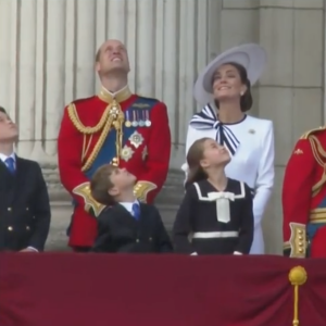 Louis, George, Charlotte, Kate Middleton, le prince William, Charles III et Camilla au balcon lors de "Trooping the Colour", le 15 juin 2024.